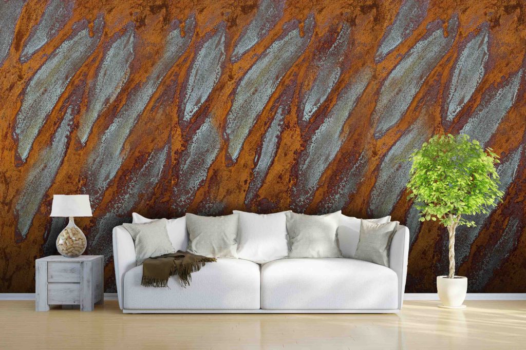 Sofa im Wohnzimmer mit Platz an der Wand für eine Leinwand